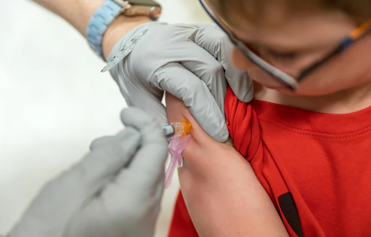 מסתמן: מתן חיסון שלישי לילדים בני 5-11 מסתמן: מתן חיסון שלישי לילדים בני 5-11