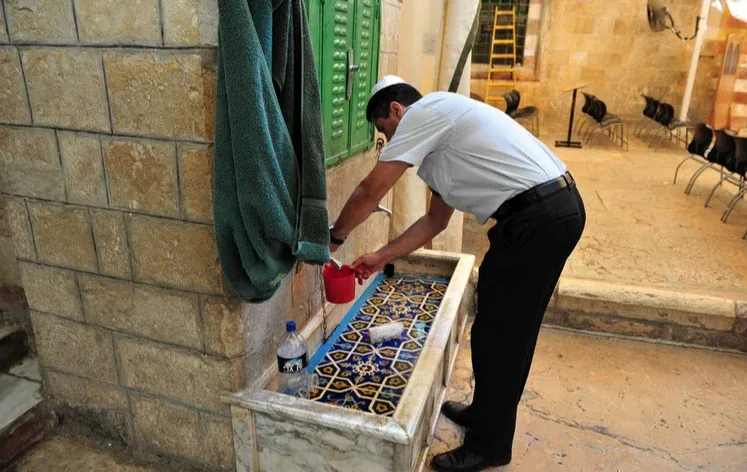 האם מותר ליטול ידיים בשירותים ולברך בחוץ האם מותר ליטול ידיים בשירותים ולברך בחוץ