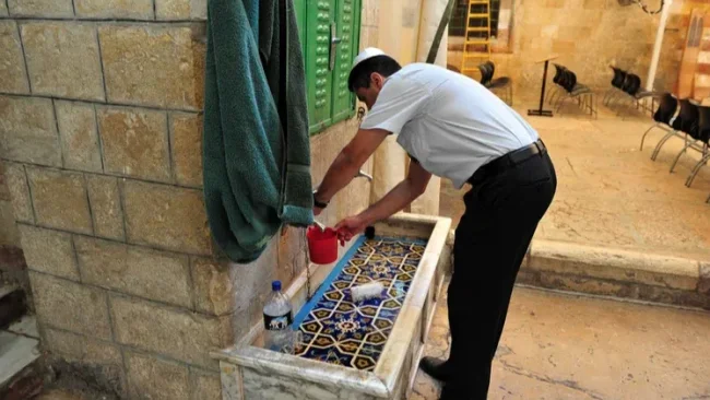 האם מותר ליטול ידיים בכיור בשירותים?