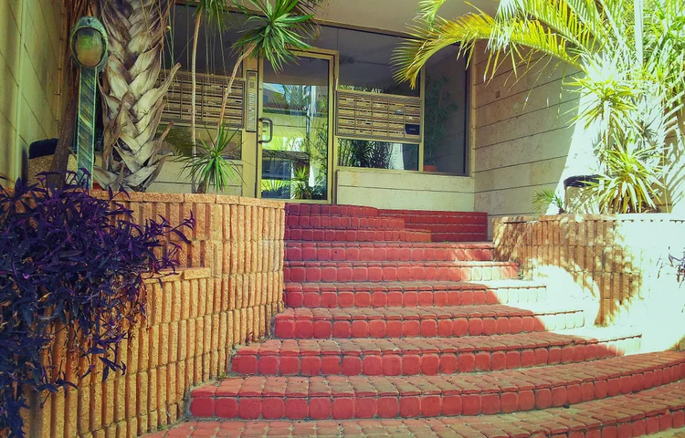 "השכנה פגעה בי אבל קשה לי להכריח את עצמי ללמד עליה זכות" "השכנה פגעה בי אבל קשה לי להכריח את עצמי ללמד עליה זכות"