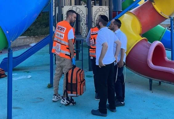 הורים זהירות: ילד נפצע בגן שעשועים. צוותי מד"א הגיעו למקום