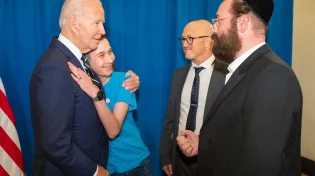 "את הסרטן ננצח רק עם אהבה": הנשיא ביידן נפגש עם ילד חולה
