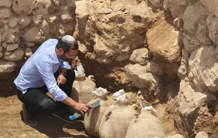 הקנקנים שנמצאו. צילום: דוברות בנימין. הקנקנים שנמצאו. צילום: דוברות בנימין.
