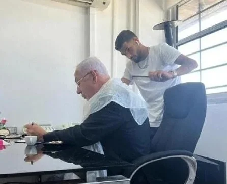 סערה בתקשורת: ביבי נתניהו מסתפר בתשעת הימים