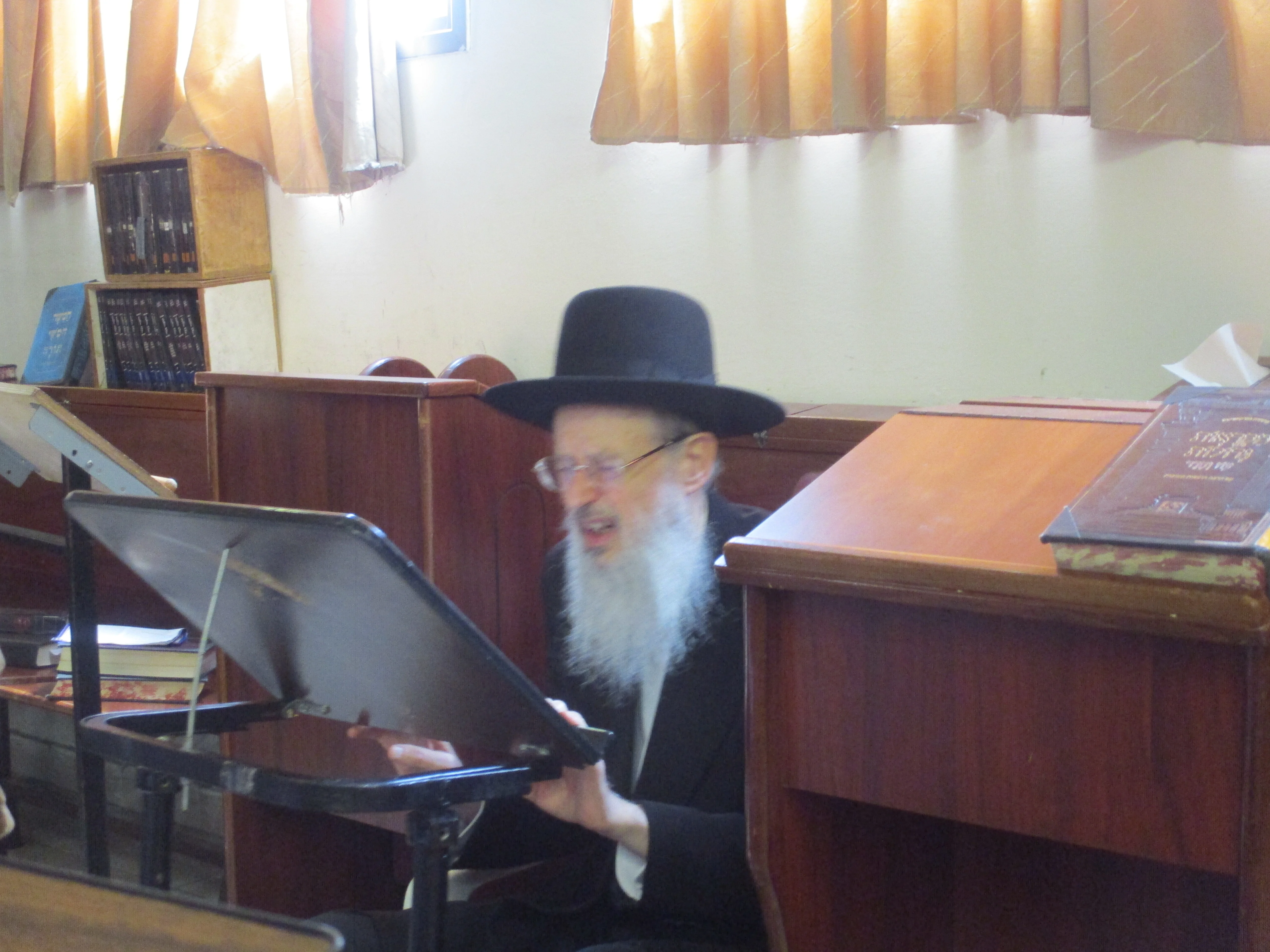 אבלות: ראש הישיבה של קרית מלך באמירת קינות