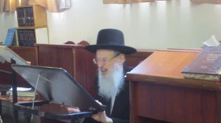 אבלות: ראש הישיבה של קרית מלך באמירת קינות