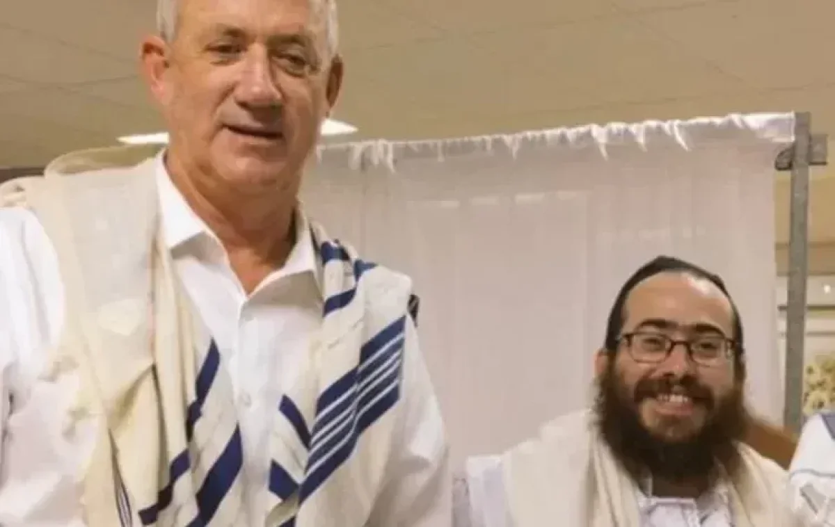 מרגש: כששר הביטחון עזב את הקבינט כדי לקראו מגילת איכה מרגש: כששר הביטחון עזב את הקבינט כדי לקראו מגילת איכה