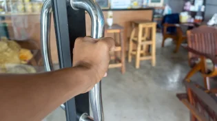 "תחביא אותי": מה קרה כשהרב שניר נכנס לקנות שתייה?