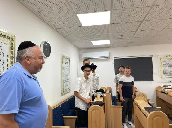 מפתיע: ליברמן ביקר פליטי מלחמה יהודים עם כיפה לראשו מפתיע: ליברמן ביקר פליטי מלחמה יהודים עם כיפה לראשו