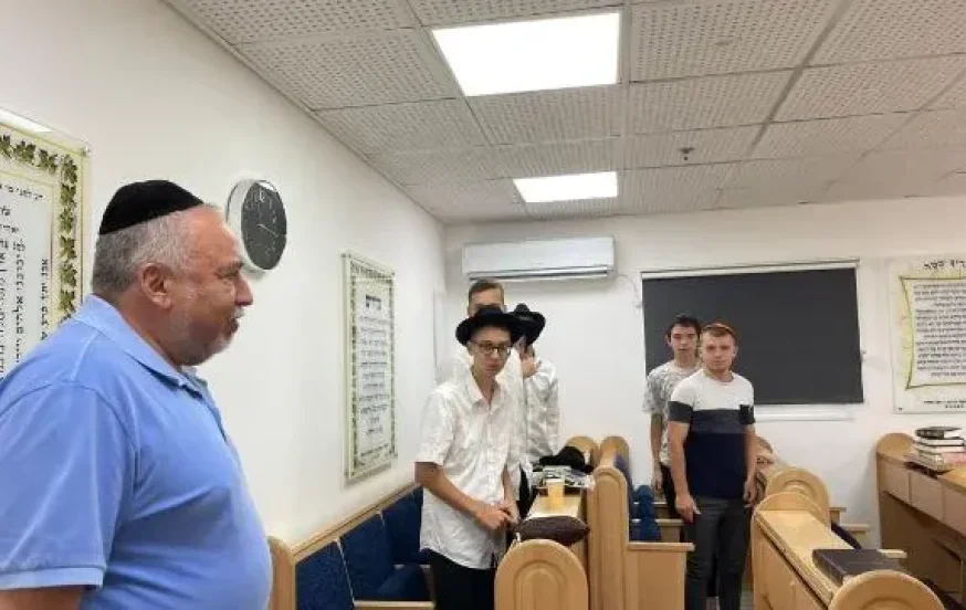 מפתיע: ליברמן ביקר פליטי מלחמה יהודים עם כיפה לראשו מפתיע: ליברמן ביקר פליטי מלחמה יהודים עם כיפה לראשו