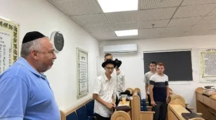 מפתיע: ליברמן ביקר פליטי מלחמה יהודים עם כיפה לראשו