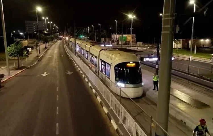 חרפה: שרת התחבורה בוחנת הפעלת הרכבת בגוש דן בשבת