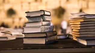 "יש נשים שבעלן בא, והן ממשיכות לקרוא תהילים"