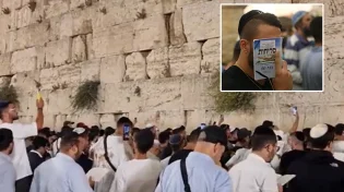 סליחות ראשונות הלילה ברחבת הכותל