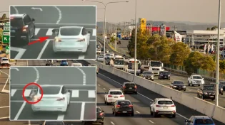 מפחיד: ילד נופל מהרכב בכביש ראשי