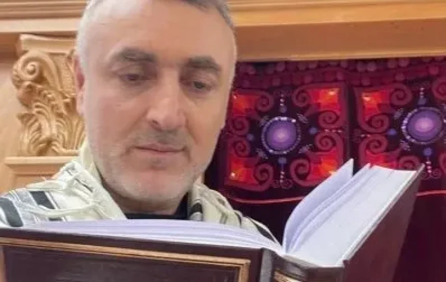סערה: היוצר מני אסייג מותקף על שהעלה תמונה שלו עם תפילין סערה: היוצר מני אסייג מותקף על שהעלה תמונה שלו עם תפילין