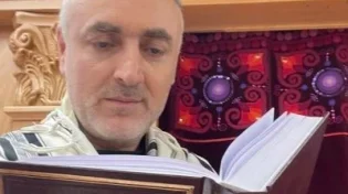 סערה: היוצר מני אסייג מותקף על שהעלה תמונה שלו עם תפילין 