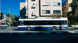 לא ייאמן: נהג אוטובוס בבני ברק נסע נגד כיוון התנועה