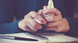 האם מותר לקרוע תמונה לא צנועה בשבת?