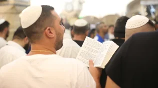 "חטאנו צורנו": הידעתם מהי המעלה של אמירת הסליחות?