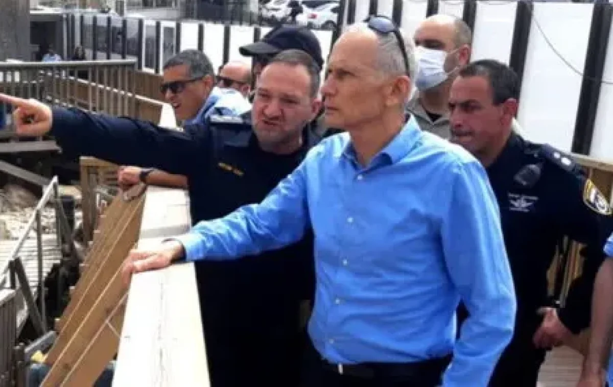 מקומם: השר בר לב לא מגנה את תקיפת החרדים בת"א מקומם: השר בר לב לא מגנה את תקיפת החרדים בת"א