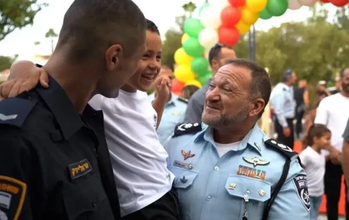 מרגש: שוטר החולה בסרטן מלווה את בנו לכתה א' 