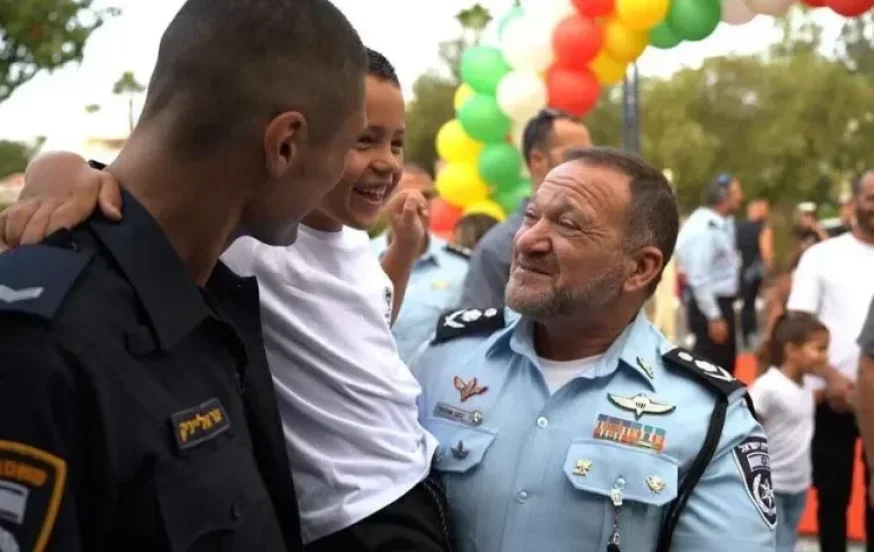 מרגש: שוטר החולה בסרטן מלווה את בנו לכתה א' מרגש: שוטר החולה בסרטן מלווה את בנו לכתה א'
