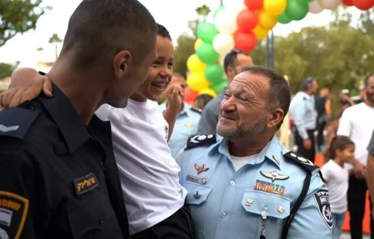 מרגש: שוטר החולה בסרטן מלווה את בנו לכתה א' 