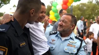 מרגש: שוטר החולה בסרטן מלווה את בנו לכתה א'