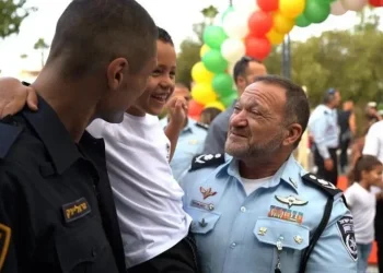 מרגש: שוטר החולה בסרטן מלווה את בנו לכתה א' 