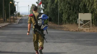 תיעוד מסעיר: המחבל נאבק בחייל על מנת לחטוף את נשקו