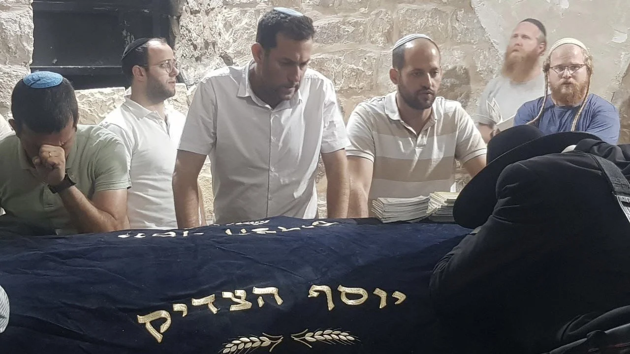התגנבו בשקט: הלילה נכנסה קבוצת יהודים מצומצמת לקבר יוסף