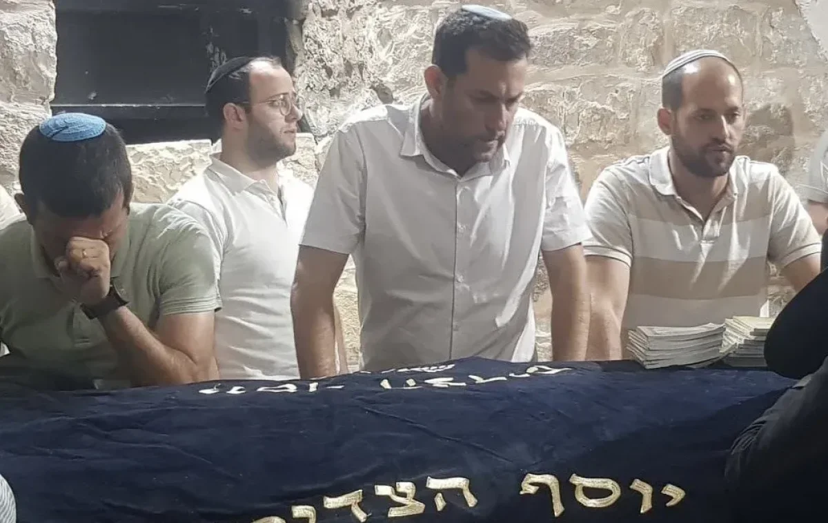 התגנבו בשקט: הלילה נכנסה קבוצת יהודים מצומצמת לקבר יוסף התגנבו בשקט: הלילה נכנסה קבוצת יהודים מצומצמת לקבר יוסף
