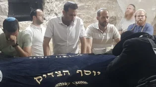 התגנבו בשקט: הלילה נכנסה קבוצת יהודים מצומצמת לקבר יוסף