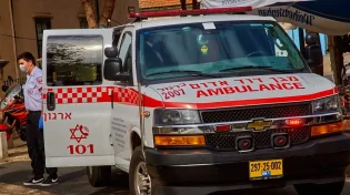 ישב שעות ללא רוח חיים בבית העלמין | צפו בחשיפה המטלטלת