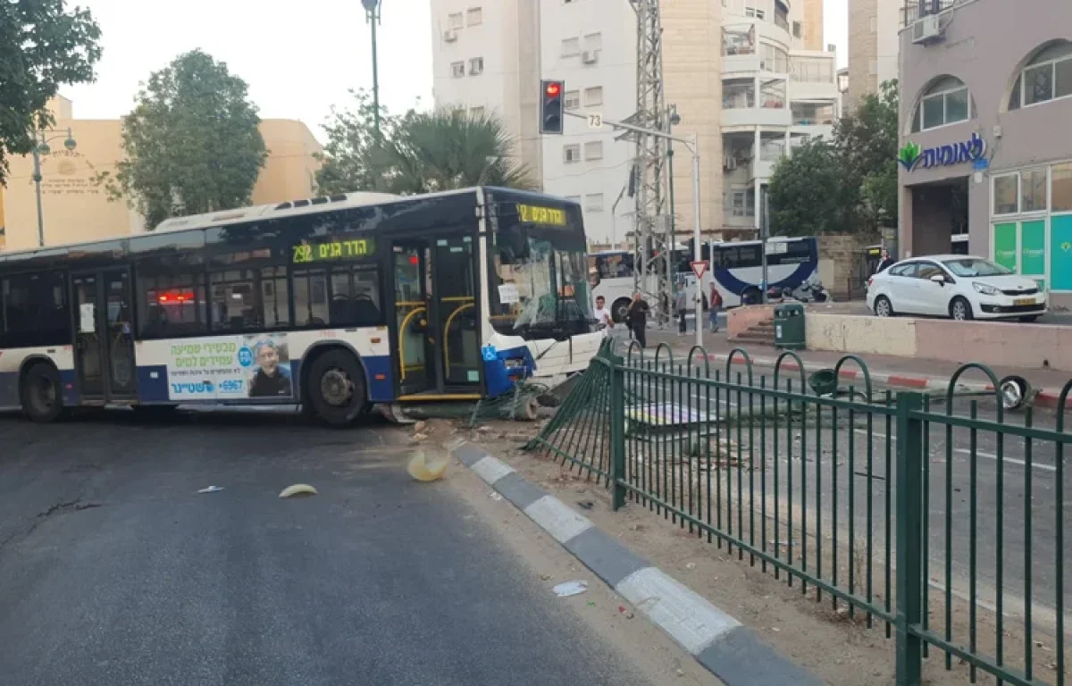 הבוקר: נהג אוטובוס בבני ברק נפגע קל לאחר שאיבד שליטה 