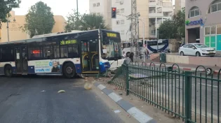 הבוקר: נהג אוטובוס בבני ברק נפגע קל לאחר שאיבד שליטה