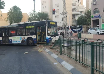 הבוקר: נהג אוטובוס בבני ברק נפגע קל לאחר שאיבד שליטה 