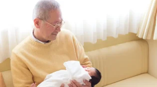 יוזמה מוזרה או מבורכת? בית אבות ביפן החליט 'להעסיק' תינוקות