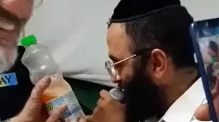 הסלסול הכי ארוך ששמעתם: רשימת רכיבים על בקבוק שתייה