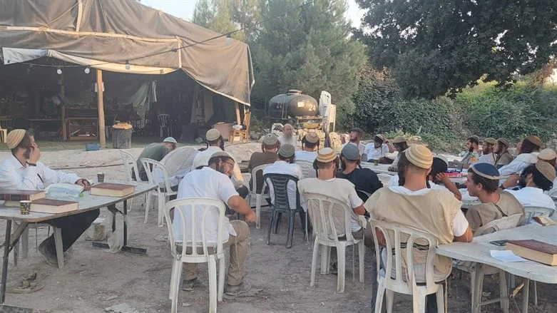 מפקדים אוסרים על חיילים דתיים להתפלל עם מתנחלים בחומש 