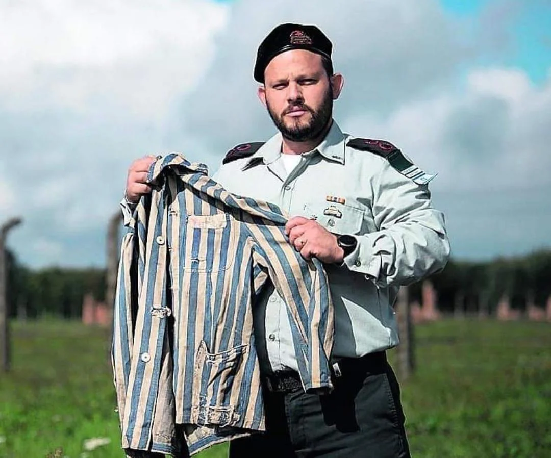 סגירת מעגל: החייל ביקר באושוויץ והביא את מדי סבו שלבש במחנה