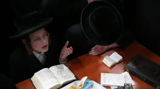 במה מסתכן מי שמדבר בבית הכנסת?