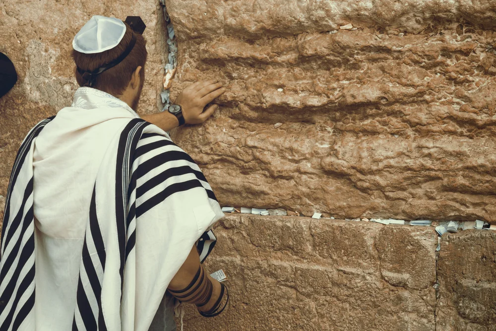 האם מניחים תפילין בצום גדליה? הנחת תפילין בצום גדליה