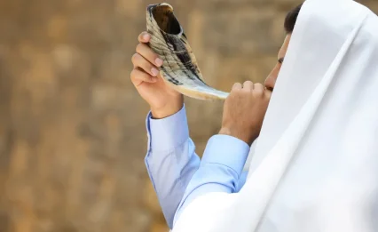 האם תוקעים בשופר בעשרת ימי תשובה?