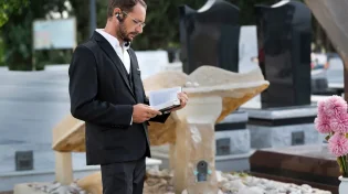 האם יום כיפור מבטל שבעה?