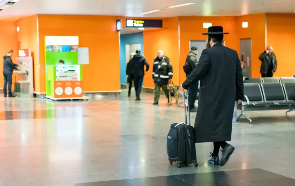 מאות חסידים הורדו מהמטוס בחזור מאומן בגלל סיגריה מאות חסידים הורדו מהמטוס בחזור מאומן בגלל סיגריה