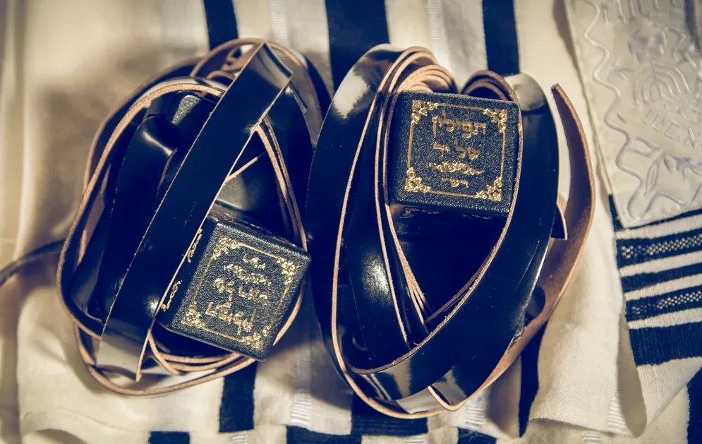 האם מותר להניח תפילין בחול המועד סוכות? הנחת תפילין סוכות האם מותר להניח תפילין בחול המועד סוכות? הנחת תפילין סוכות