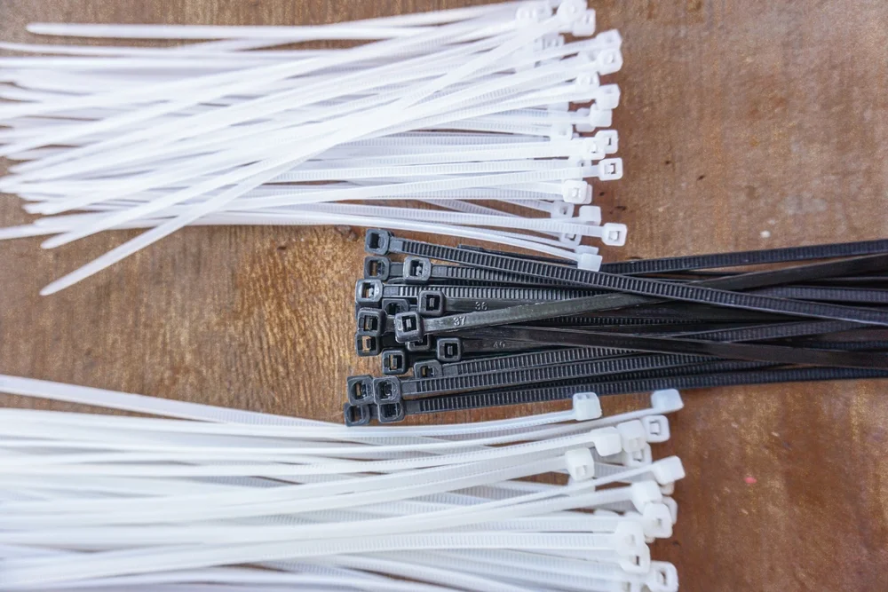 האם מותר אזיקונים בסוכה? חיבור וקשירת סכך עם אזיקונים