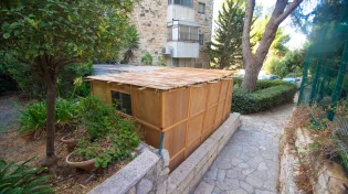 תושב בני ברק נפצע בינוני כשניסה לכסות את הסוכה בניילון